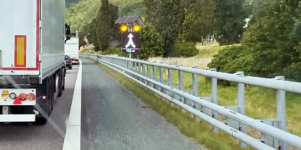 Fahrbahn mit neu installierten LED-Verkehrszeichen und Schutzplanken